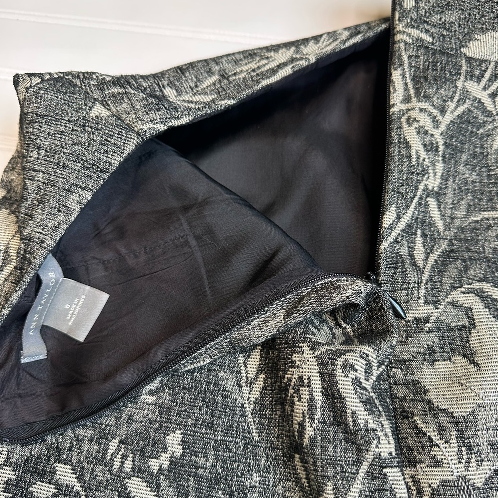 Ann Taylor Pencil Skirt Size 0 Black Gray Floral Brocade Metallic Silver Accent - Picture 4 of 6